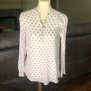 Adorable white top long sleeves, high- low design.